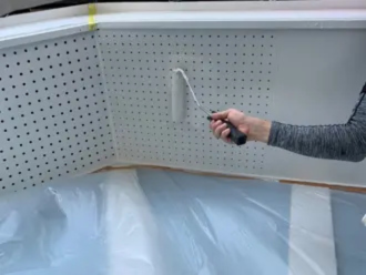 換気用の穴が開いている軒天